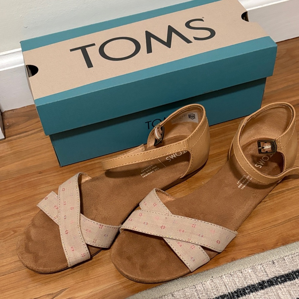 TOMS Women's Beige and Tan Sandals